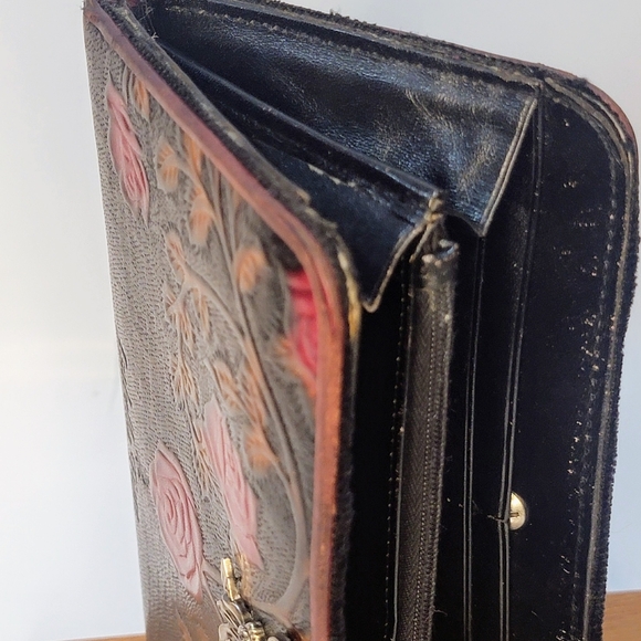 ISABELLA FIORE Vintage Embossed Leather Wallet With Silver Pirate Skull Accennts - Picture 11 of 15